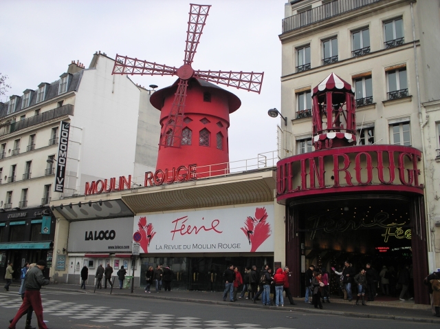 O famoso cabaret Moulin Rouge.